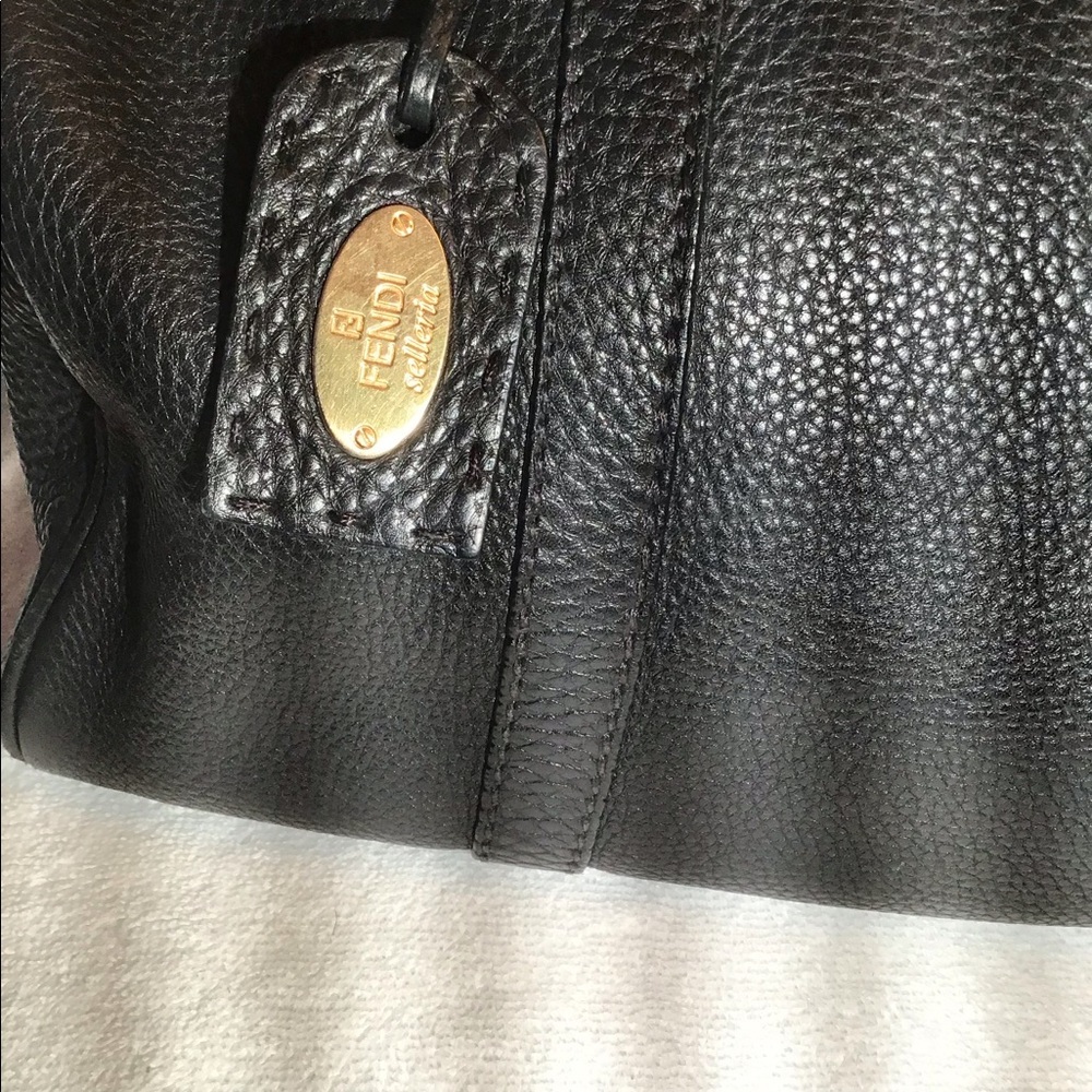 Fendi seller is leather bag - Picture 4 of 12